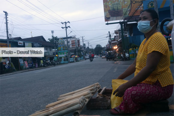 ကောက်ညှင်းကျည်တောက် ရောင်းချနေသူအမျိုးသမီးတစ်ဦး