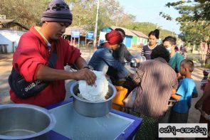 ဆွမ်းကျန်ထမင်းတွေဝေပေးနေတဲ့ကိုဖြိုးကျော်သူ